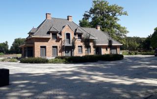 Nieuwbouw 2 riante woonhuizen met manege, Erve de Weaver