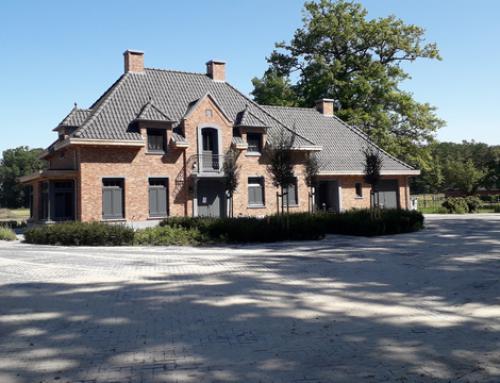 Nieuwbouw riante woonhuizen met manege